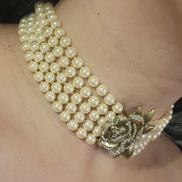 Elegant Pearl Choker Necklace with Golden Rose - Picture 4 of 4
